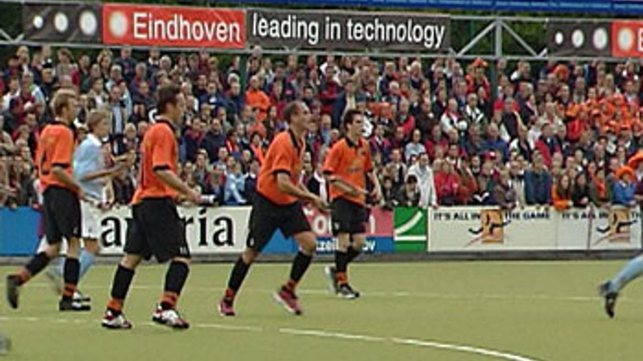 Oranje Zwart in actie.