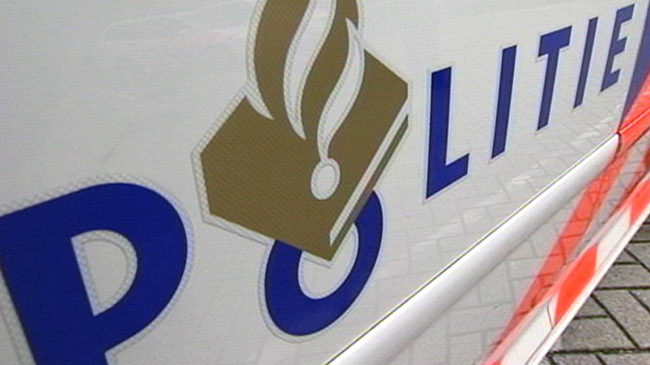 De man sloeg het achterlicht van een politieauto kapot