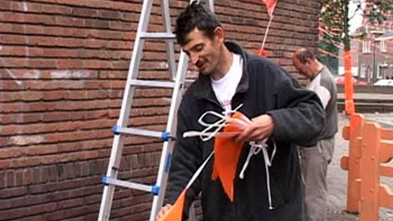 De vlaggetjes mogen niet in de weg hangen.