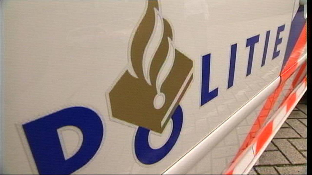 Politie op deur politieauto