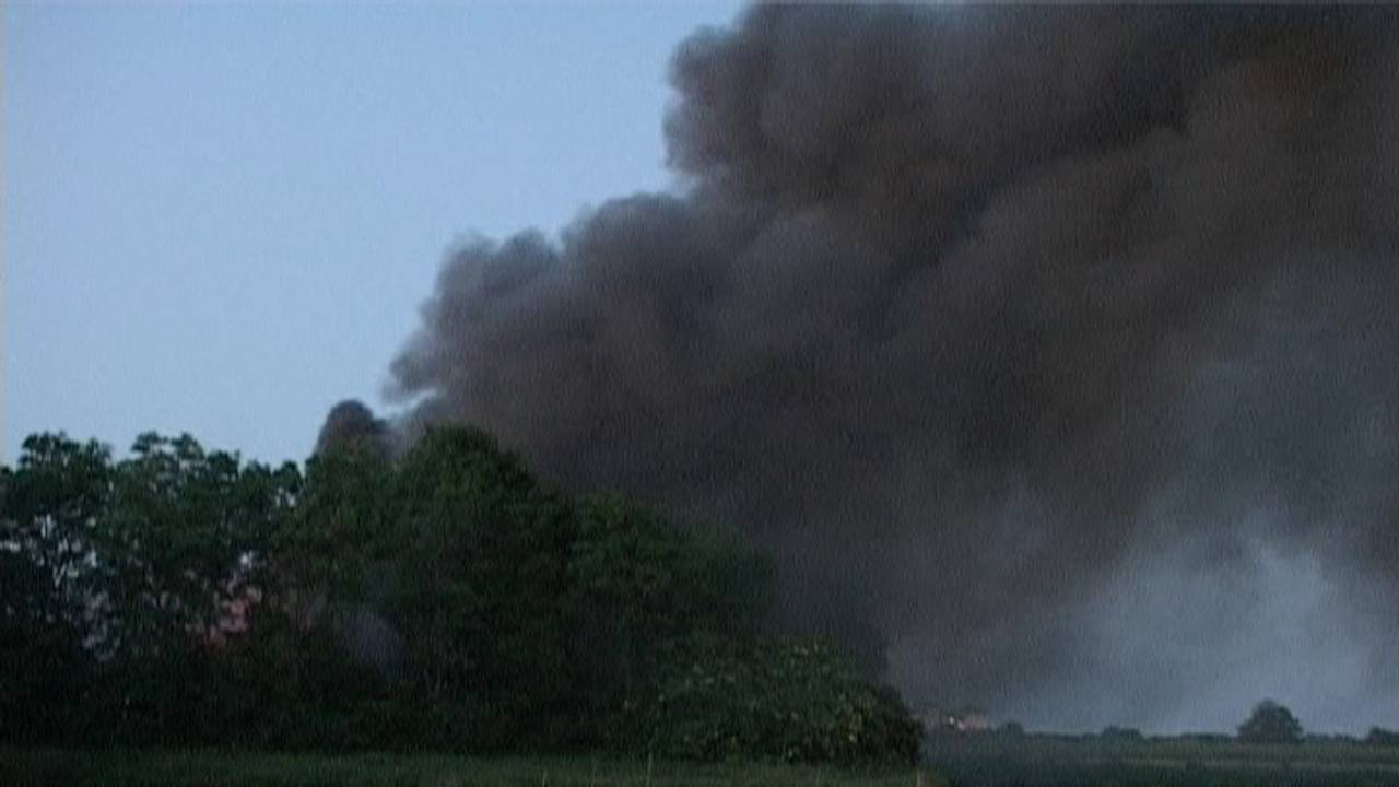De rook komt boven de bomen uit