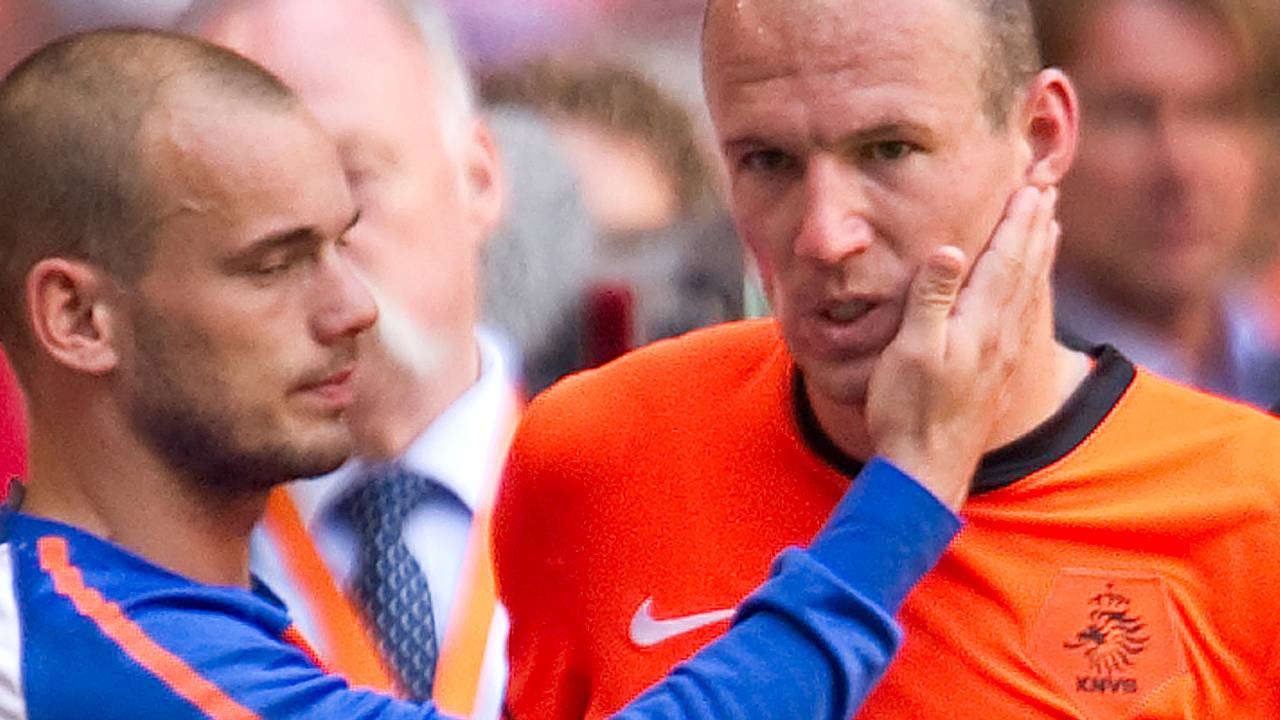 Sneijder troost Robben na zijn blessure (foto: ANP)