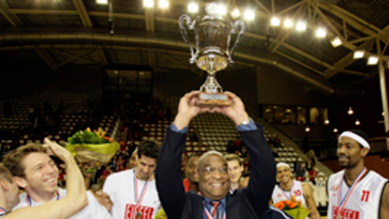 Goedee met de beker in 2008 (foto: ANP)