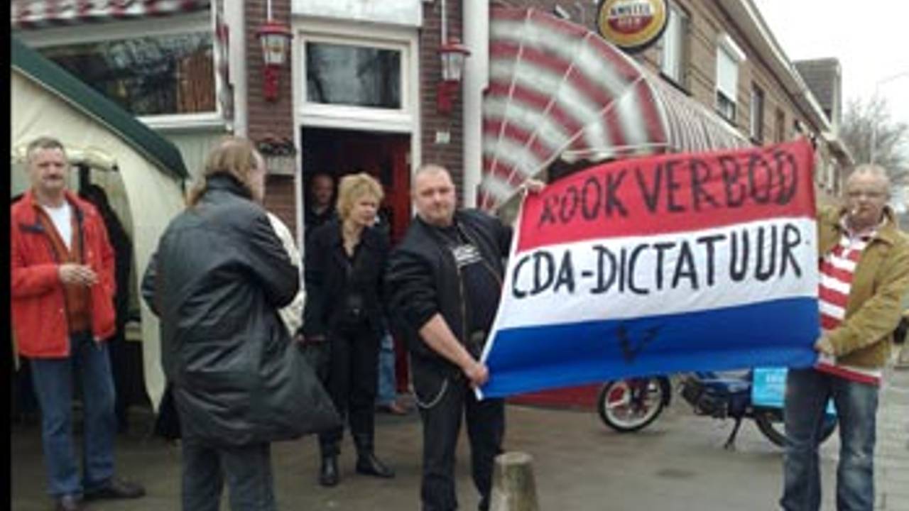 Protest bij Victoria tegen het rookverbod.