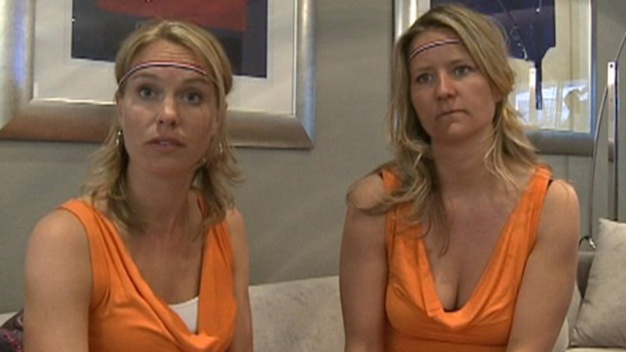 Barbara Castelein  (r.) en haar vriendin Mirte weer vrij.