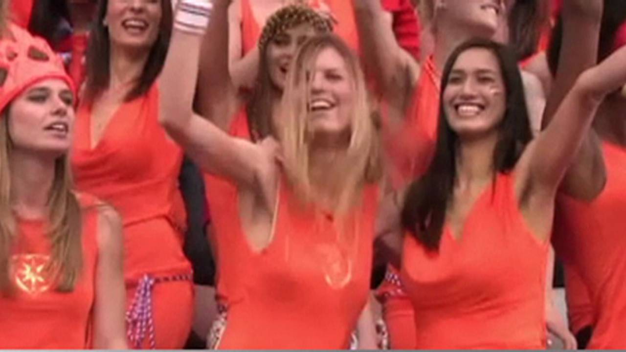'Bavariababes' bij Nederland-Denemarken.