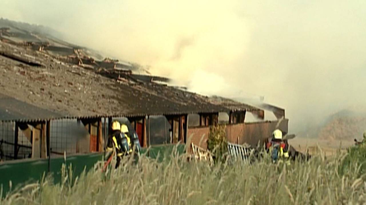 Brand in een koeienstal in Hoogeloon