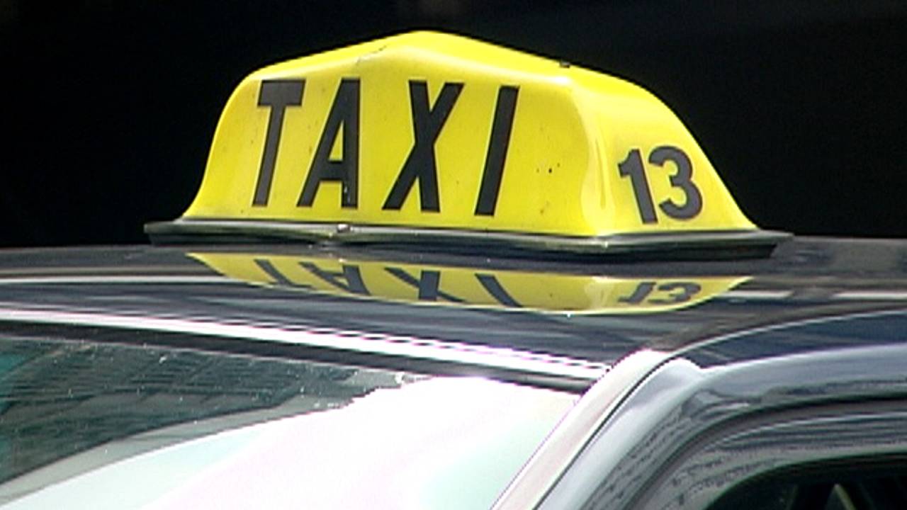 Collega's schoten de taxichauffeur te hulp.