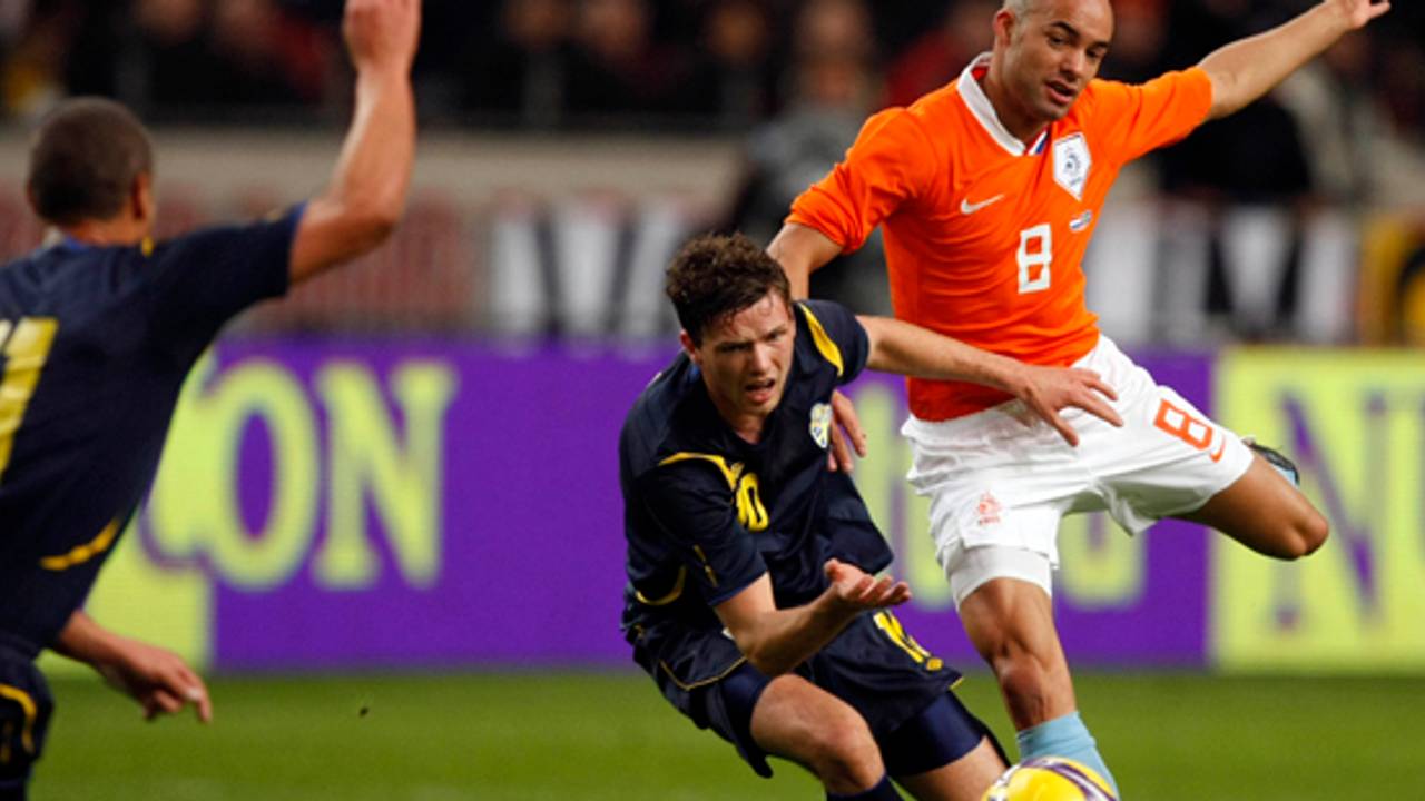 Berg (midden) in actie tegen Oranje (foto: ANP)