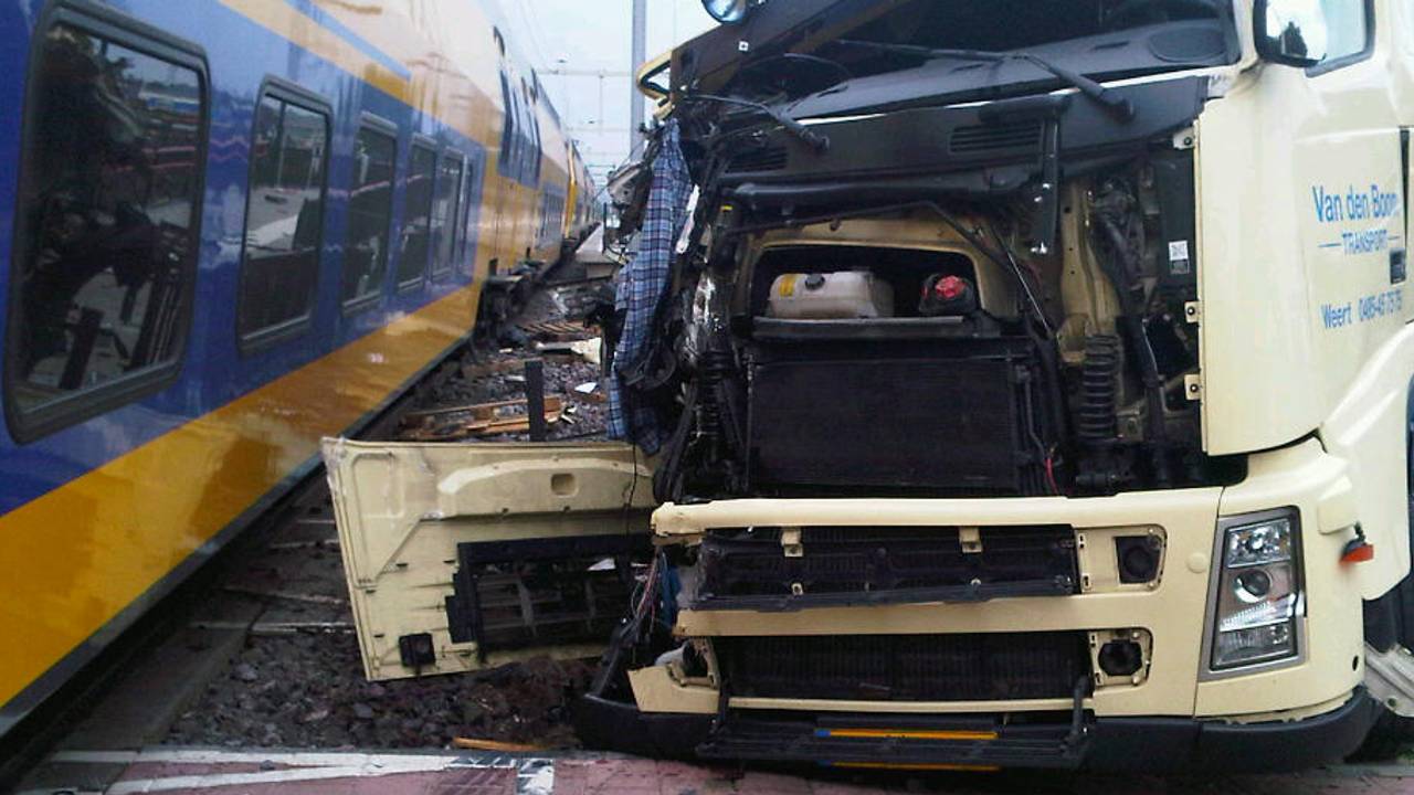 Op de overgang ramde de trein de truck.