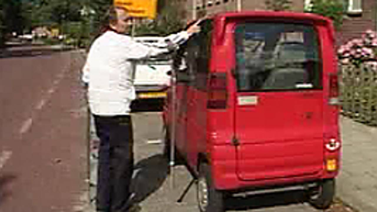 Henk bij zijn invalidenwagen