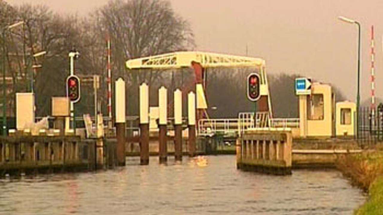 Een van de sluizen in de Zuid-Willemsvaart