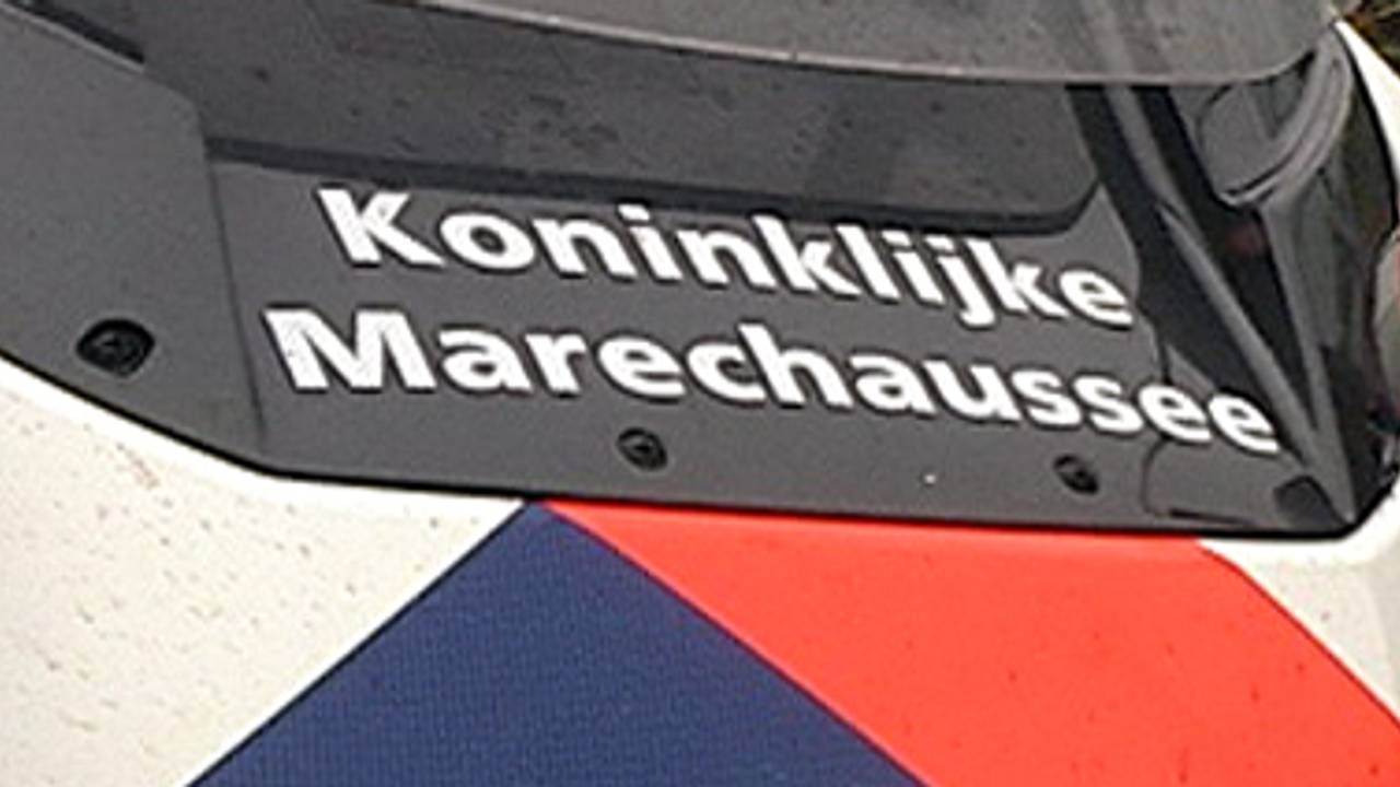 De Koninklijke Marechaussee onderzoekt de zaak.