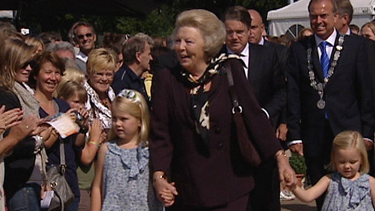 De koningin met Amalia en Alexia.