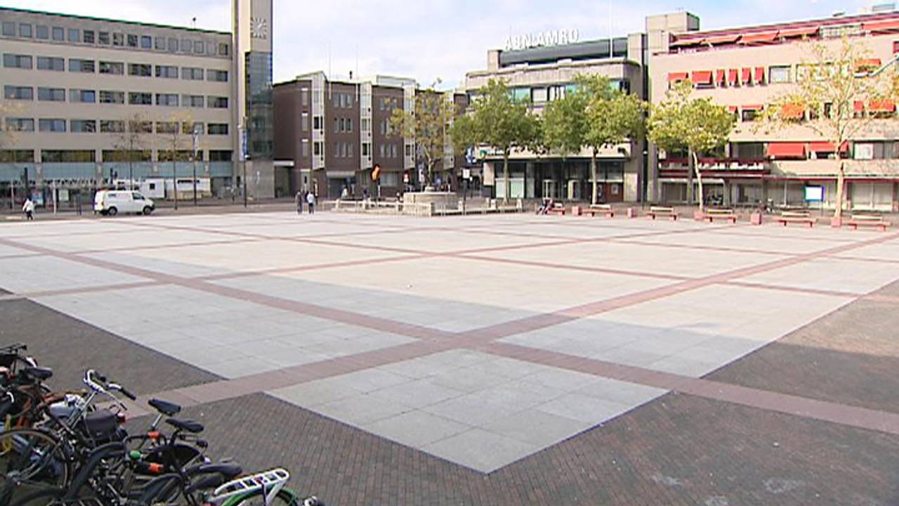 Het Stadhuisplein ligt er verlaten bij.