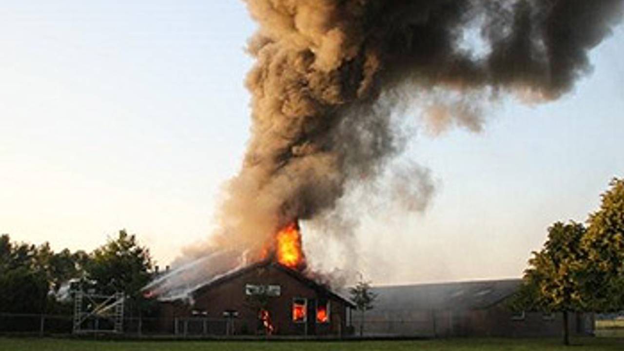 Een brand in een bedrijf in Elsendorp (foto: 112Brabantnieuws)