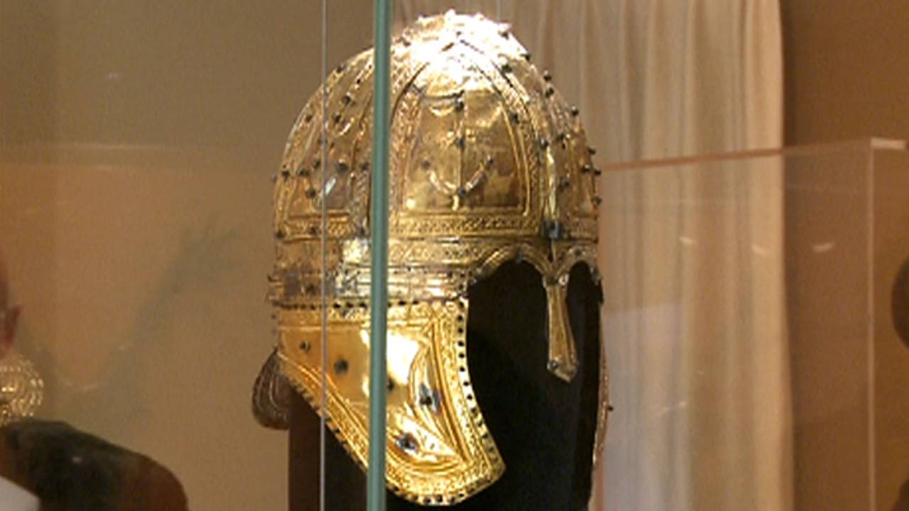 De helm in een vitrine.