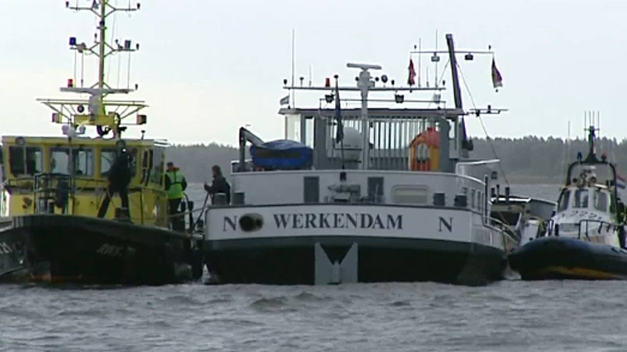 Achter het schip sloeg het bootje om.