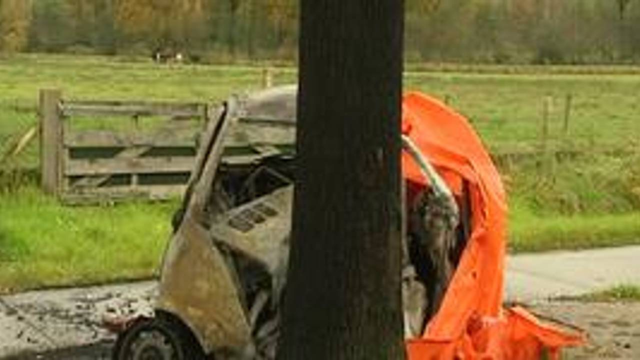De auto brandde helemaal uit