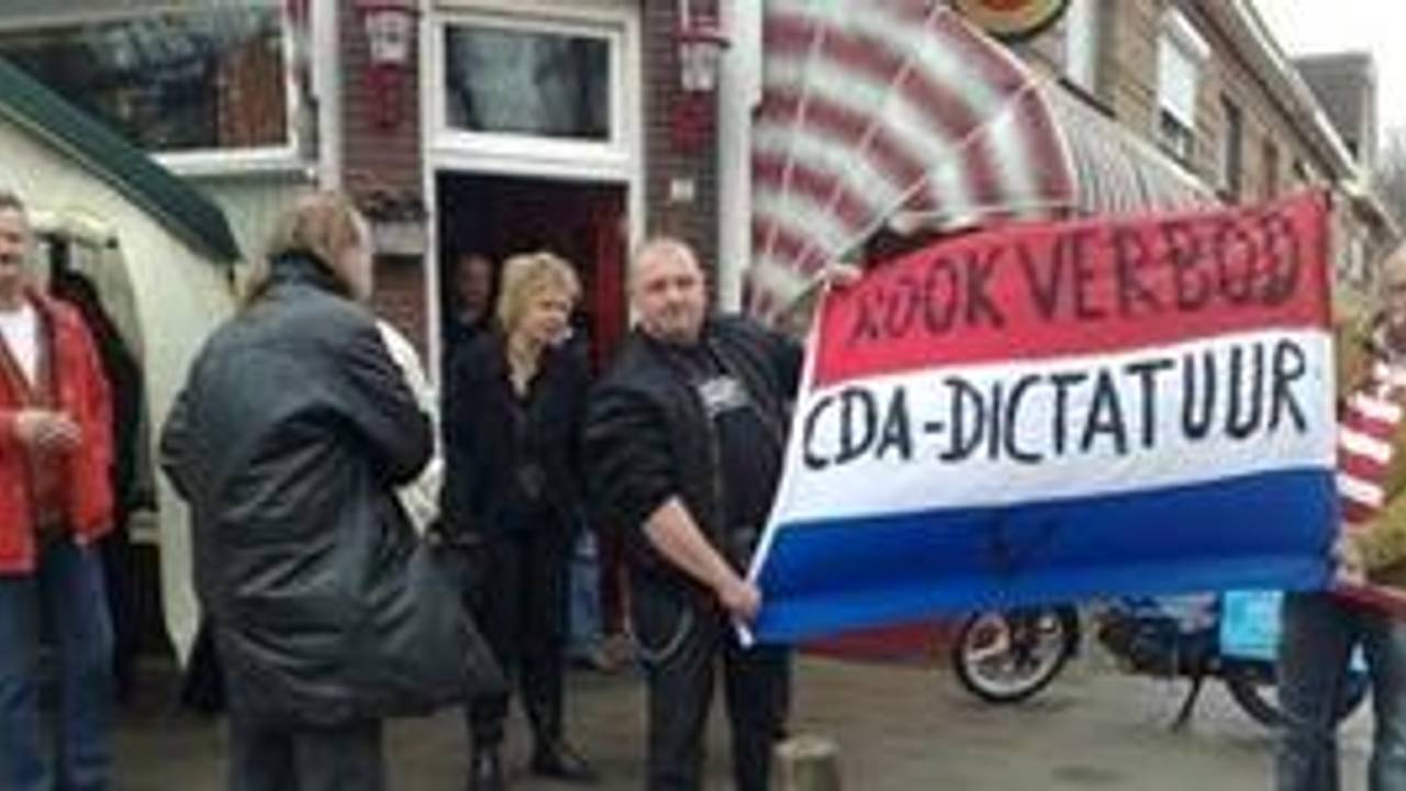 Actie café Victoria tegen rookverbod