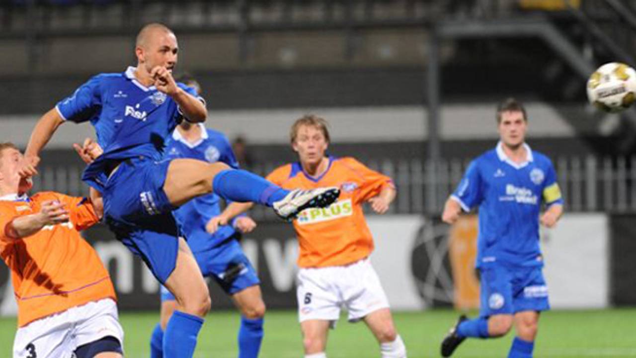 John Verhoek scoort (foto: Henk van Esch)