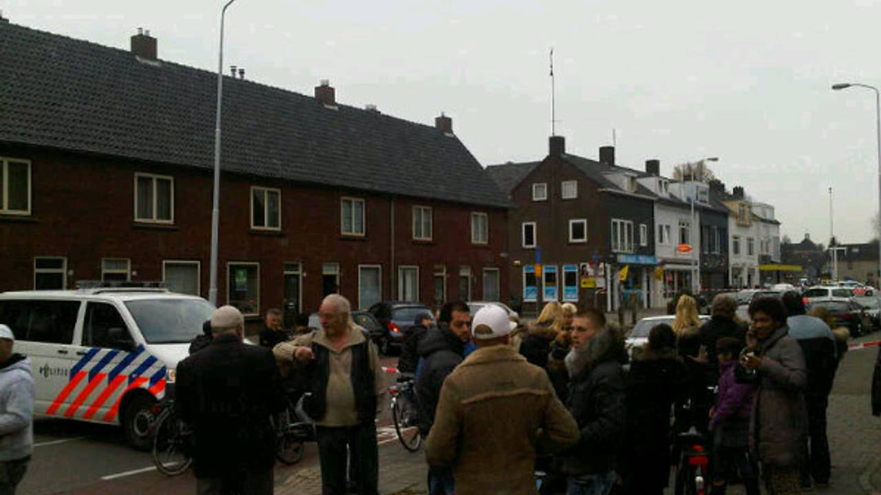 Mensen op straat bij gijzeling. Foto: Menno Meulebeek