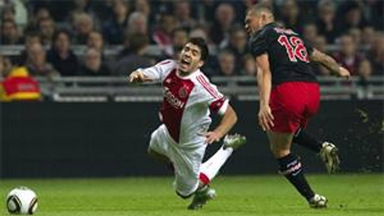 KNVB wil Suarez zevne duels schorsen voor bijtincident