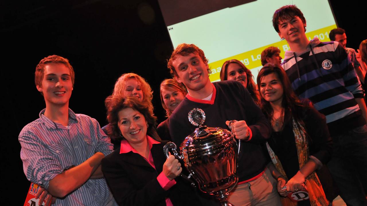 De winnaars met hun Jong Lokaal Bokaal