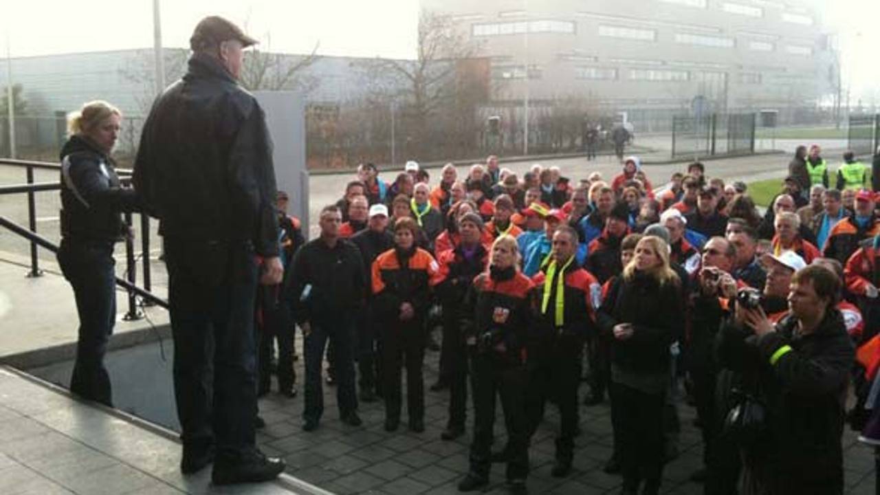 Jan Marijnissen spreekt de mensen toe.