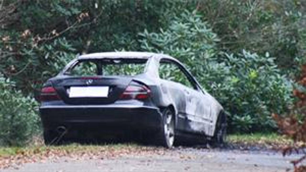 De uitgebrande auto.