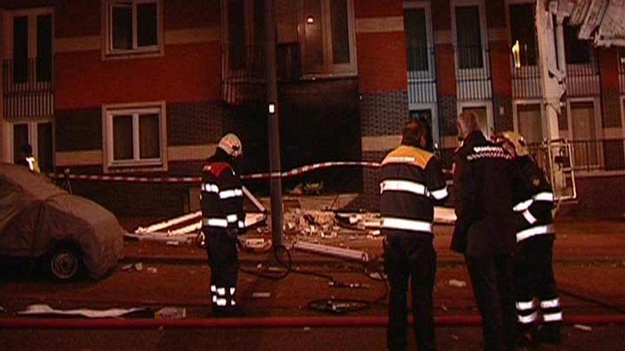 Brandweerlieden bij de woning na de explosie
