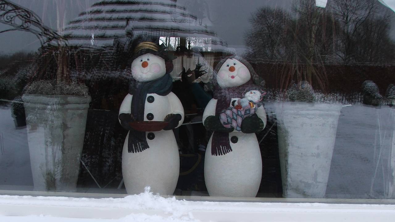 De sneeuwpoppen staan alleen binnen dit jaar.