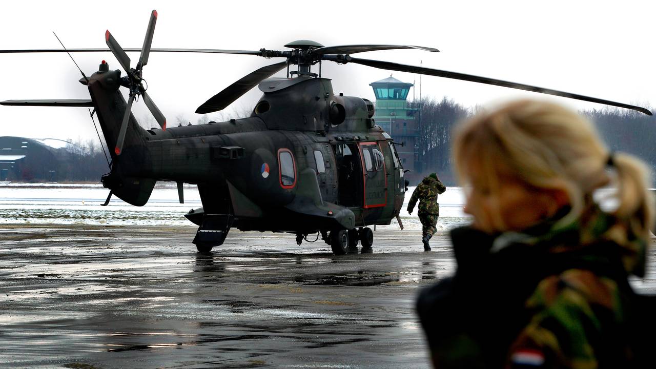 Een Cougarhelikopter op vliegbasis Gilze-Rijen. (foto: ANP)