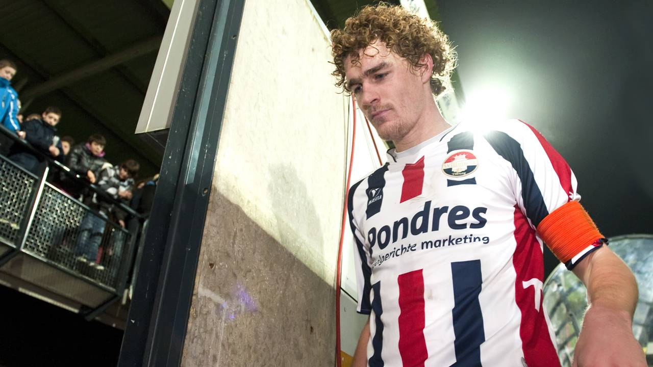 Arjan Swinkels druipt teleurgesteld af (Foto: Voetbalfotografie.nl)