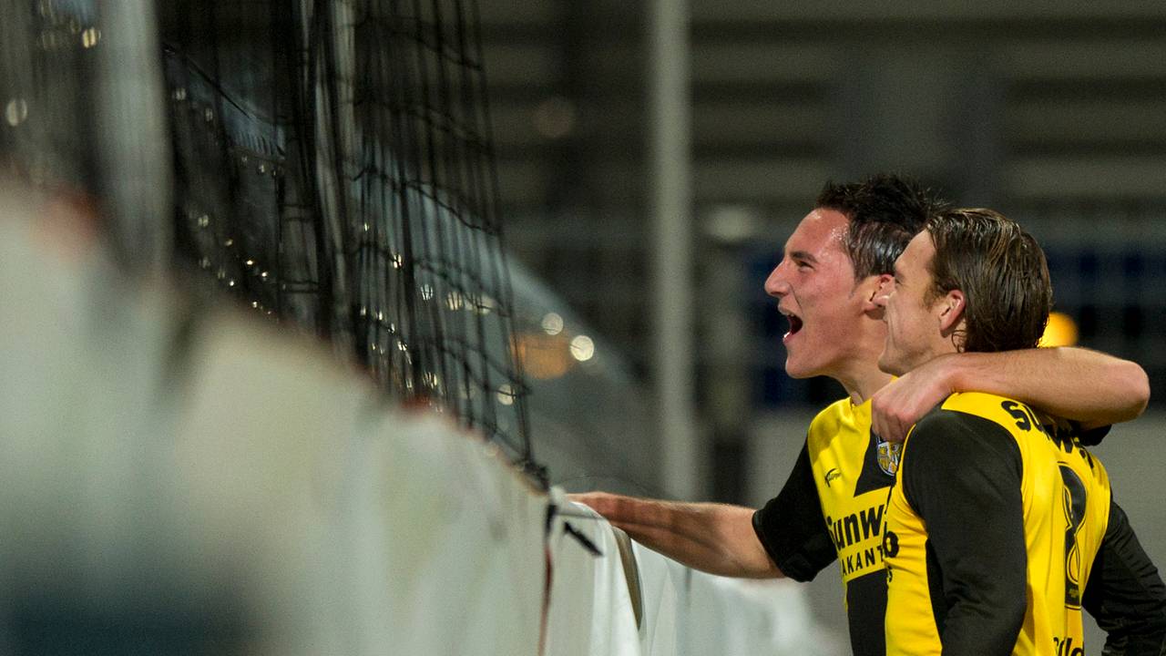 Nemanja Gudelj met Robbert Schilder (Foto: ANP)