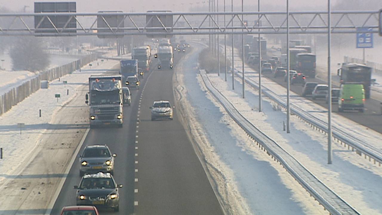 Sneeuwresten zorgen voor gladheid.