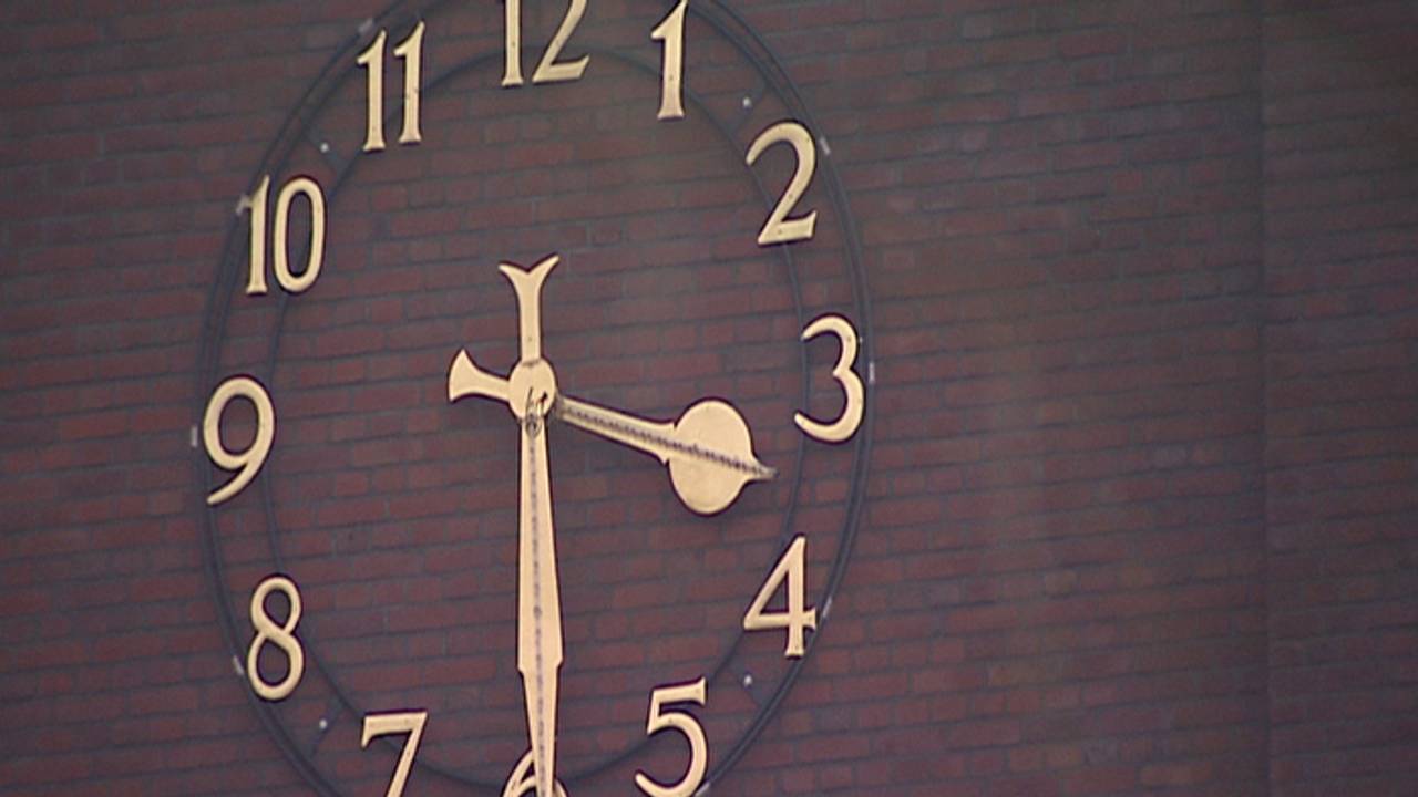 van winter naar zomertijd en het gehannes met klokken voor je het weet is de klok van slag omroep brabant