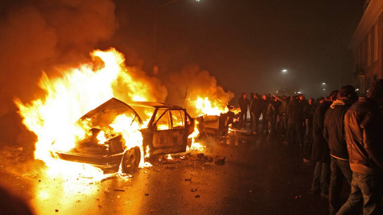 Toch nog een autobrand in Veen Foto: Erik Haverhals / Reality Photo .