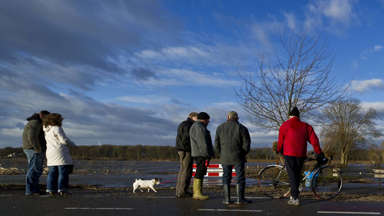 Hoog water in het Limburgse Itteren (foto: ANP)