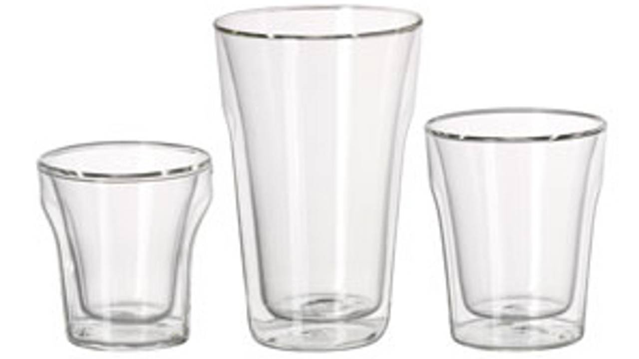 De bewuste glazen bekers. (Beeld: IKEA)