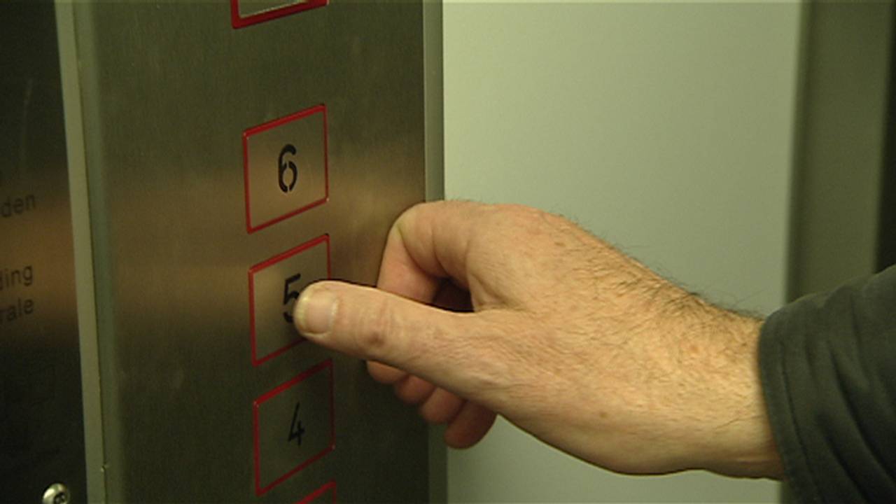 De vrouw overleefde het liftongeluk niet