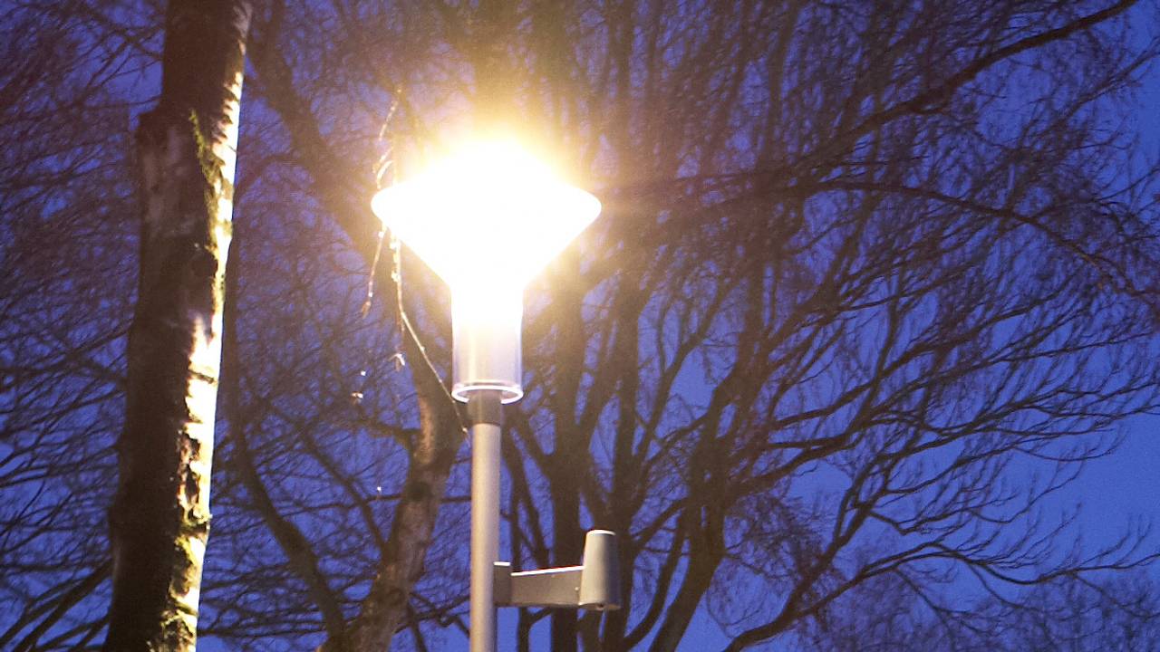 Politie kan dankzij felle straatverlichting in Oosterhout tijdens de carnaval opstootjes sneller signaleren.