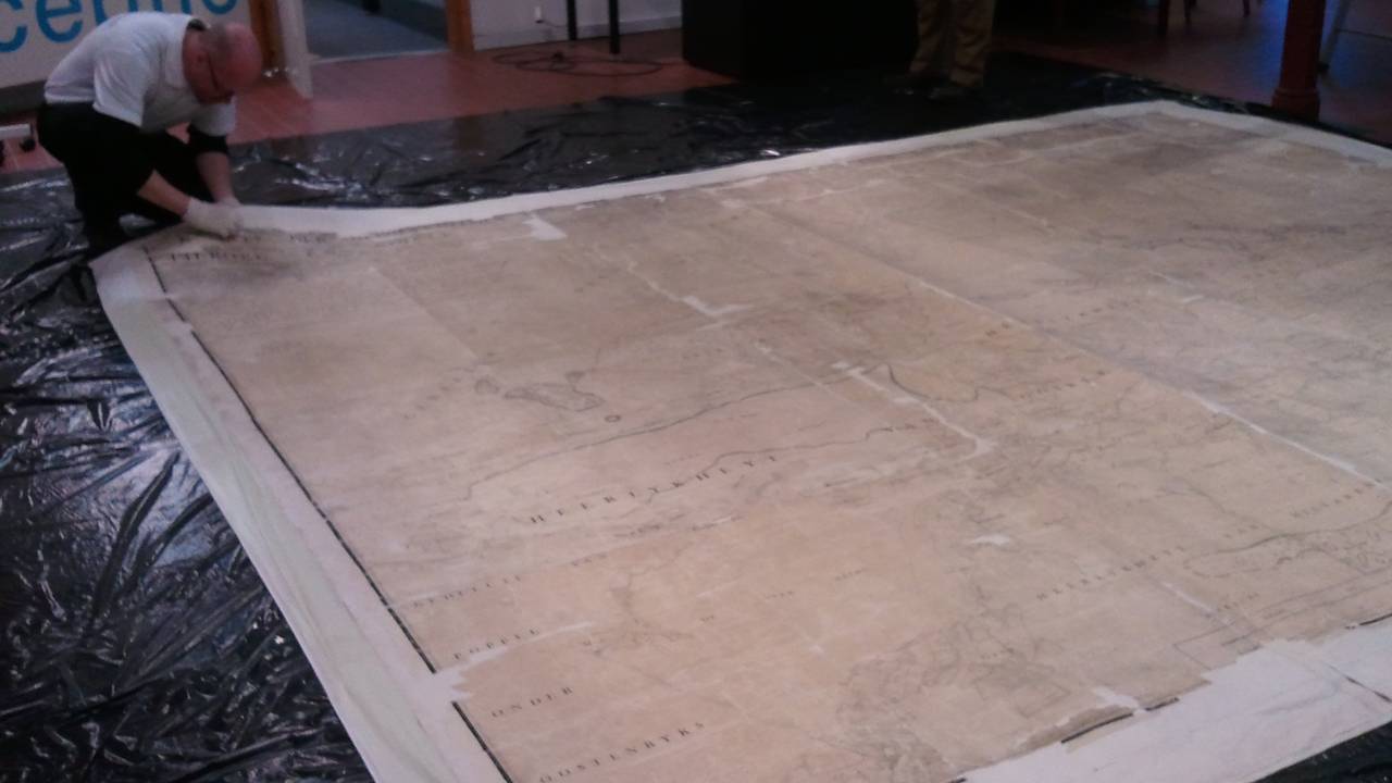 De kaart wordt klaargemaakt voor transport. Foto: Marrie Meeuwsen