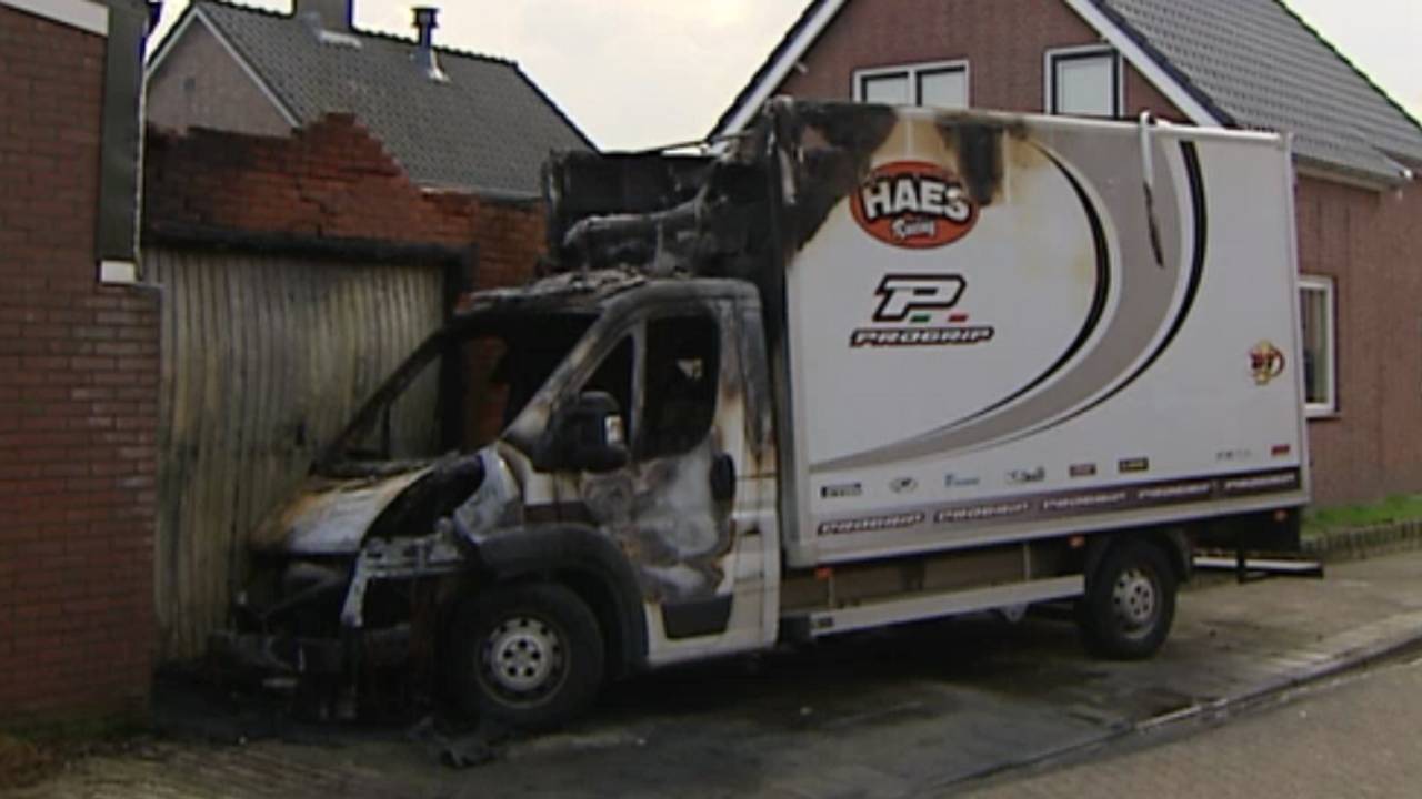 De uitgebrande auto in Zundert