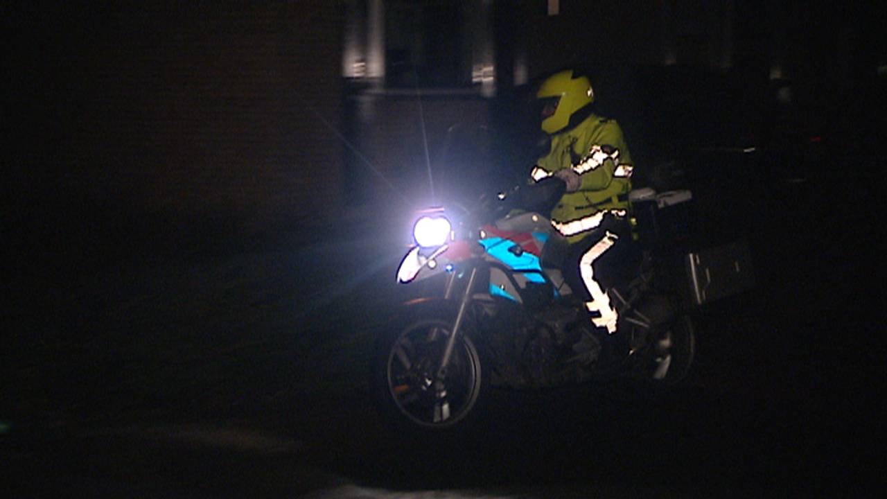 Een motoragent hield de man staande