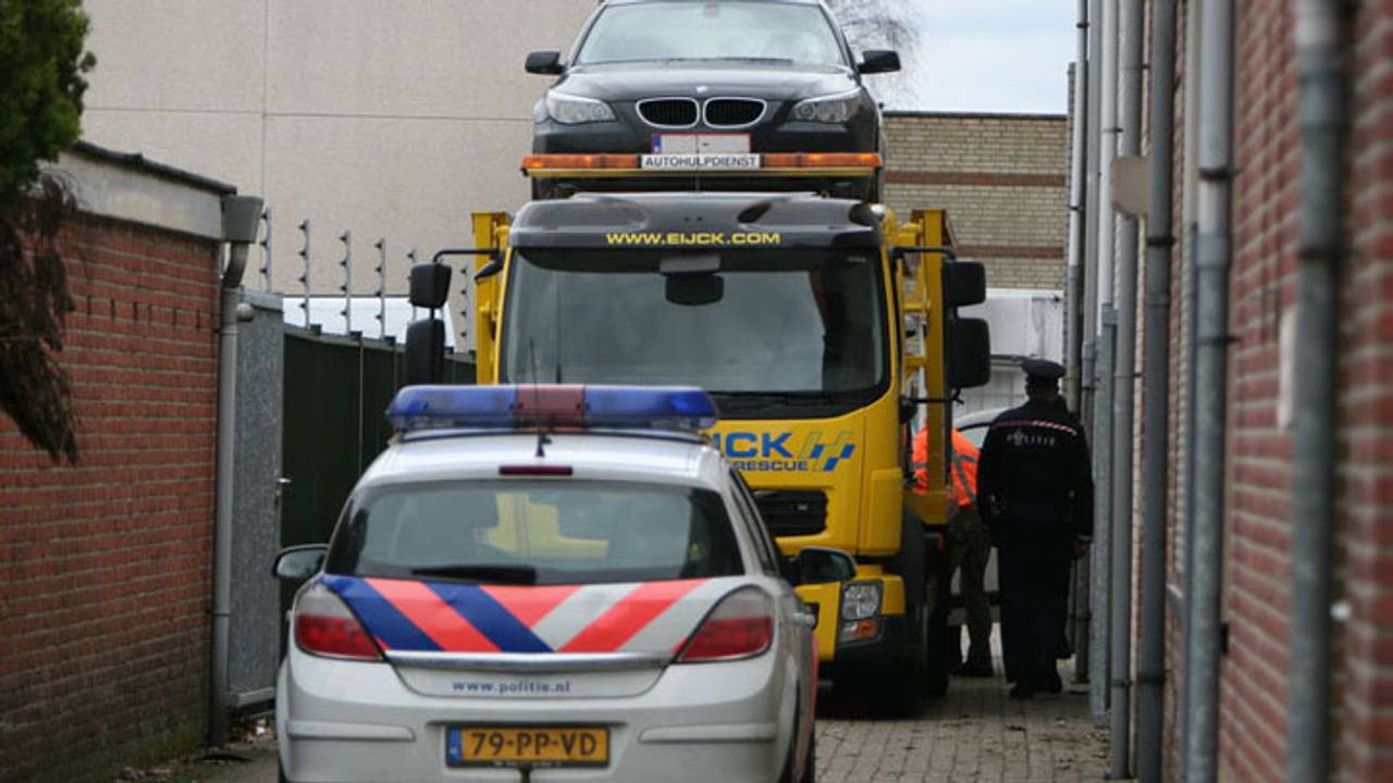 Auto's worden meegenomen na ontdekking lab (foto: Reality Photo).