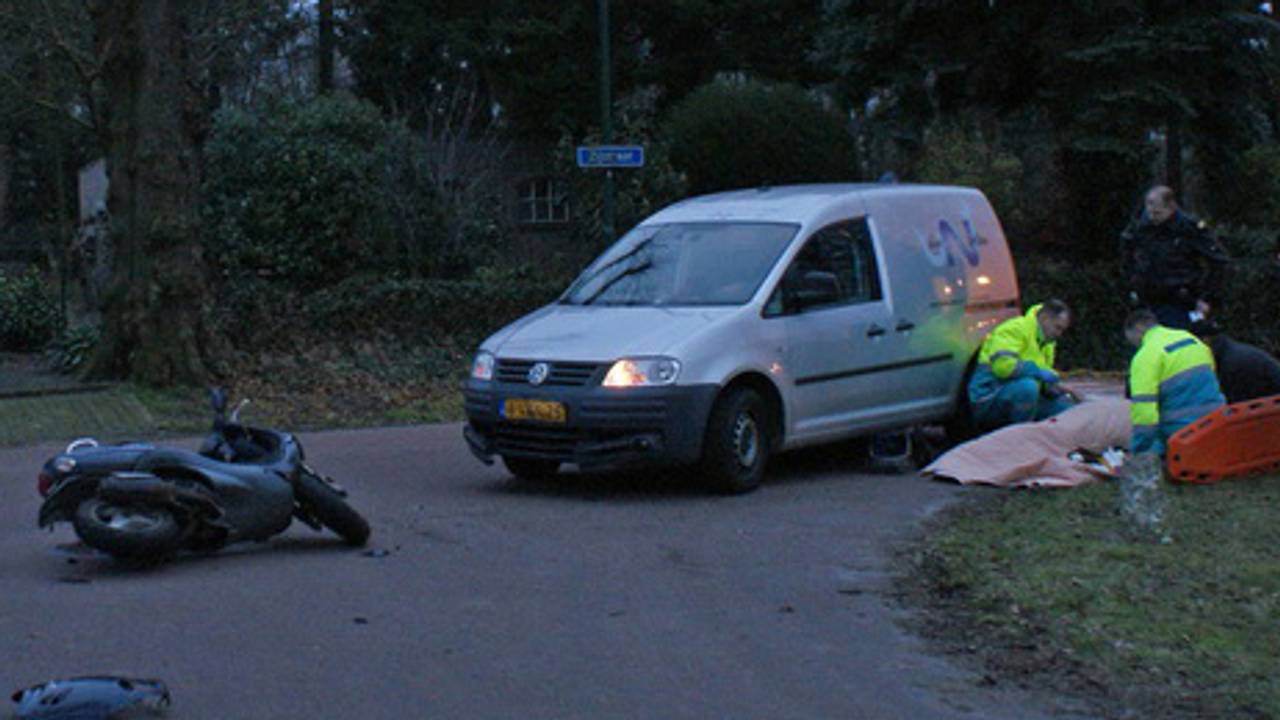 De scooterrijder raakte lichtgewond (Foto: Reality Photo / Martijn van Bijnen)