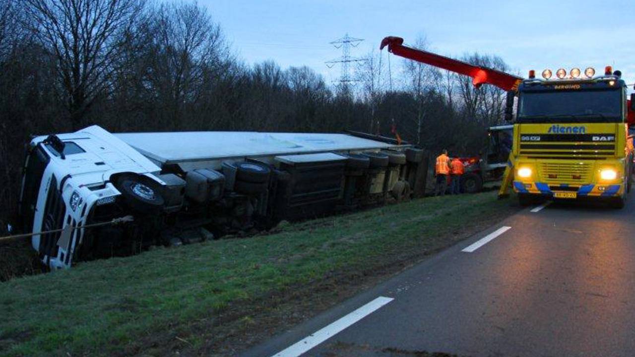 De weg was lange tijd afgesloten (Foto: Tom Louter)