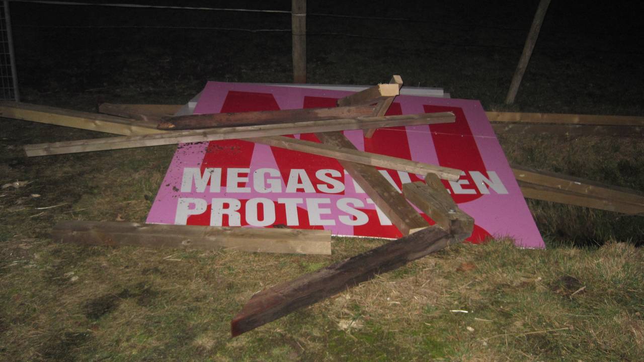 Het vernielde verkiezingsbord (foto: SP)