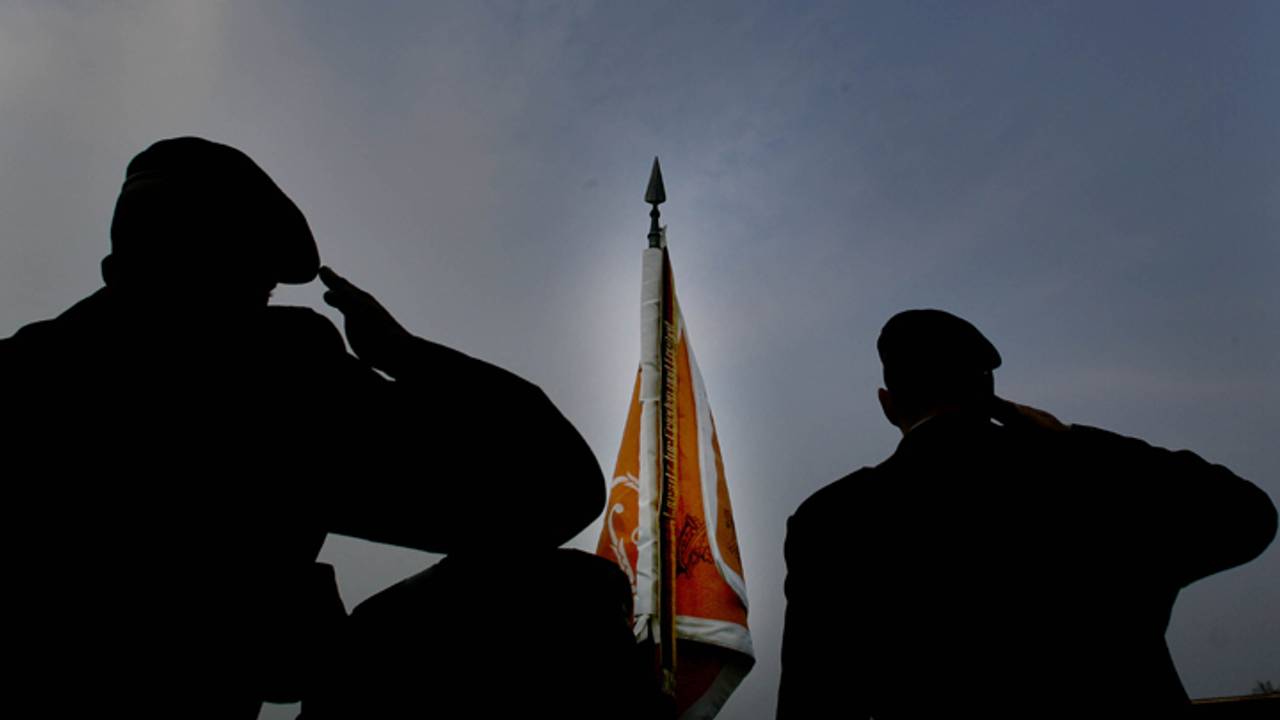 Jonge veteranen marcheren door Den Bosch
